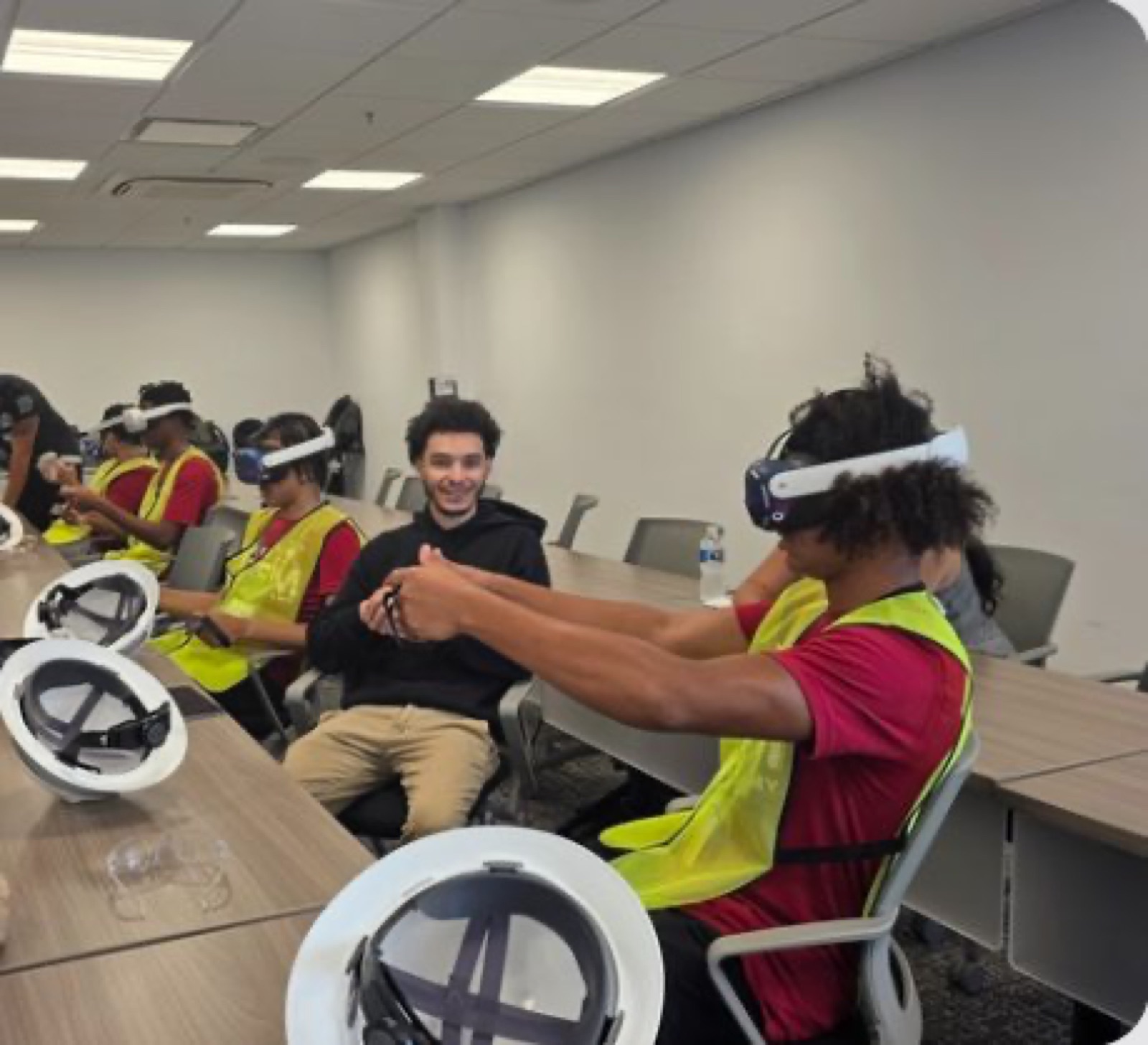 طلاب يجرّبون مهن الطاقة بالواقع الافتراضي مع برنامج Exelon STEM