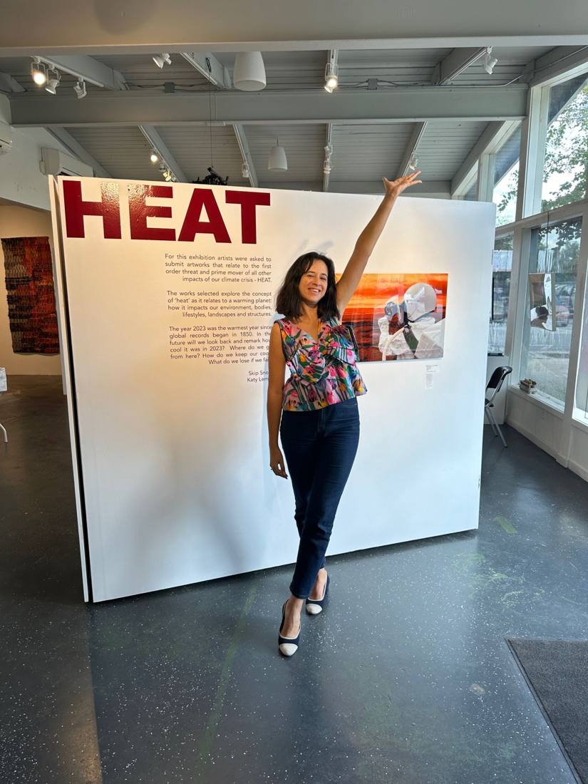 Ines Said devant le mur de l'exposition HEAT pour Shadows of Tomorrow