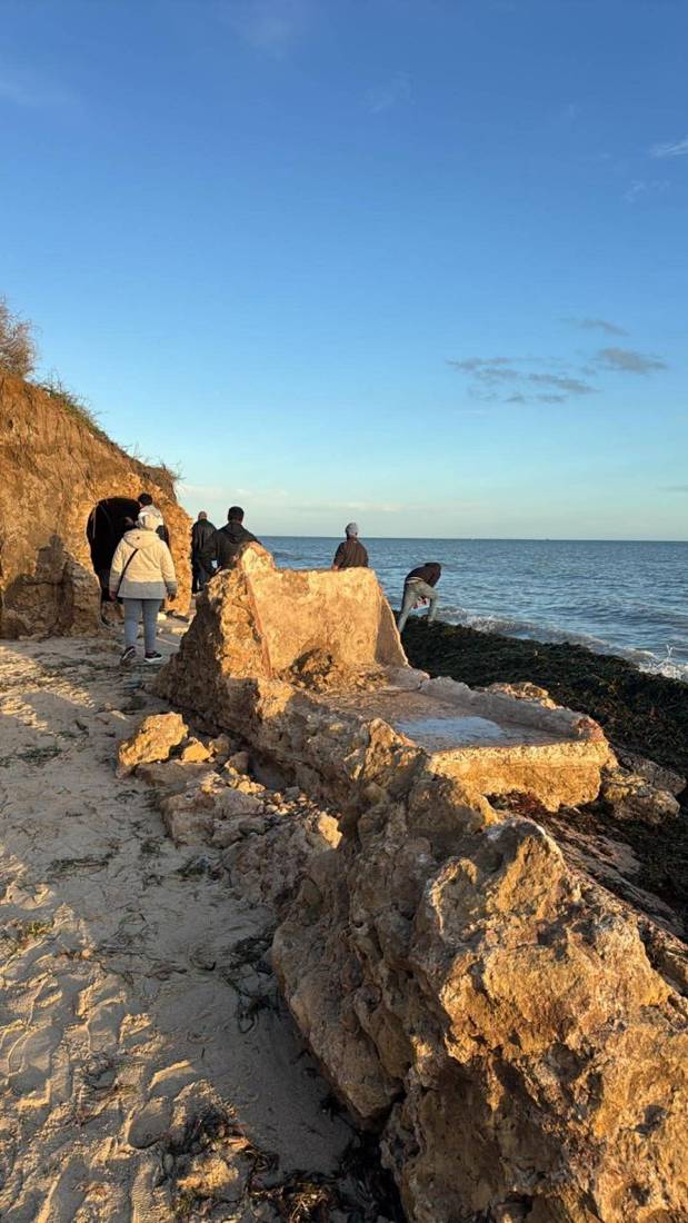 Après la tempête : des ruines tout juste mises au jour sur la côte près de Nabeul.